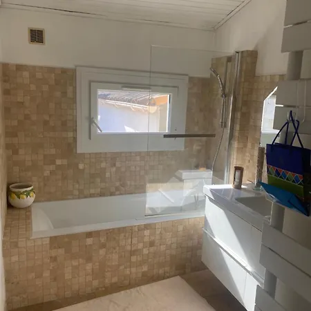 Holiday home Charmante Maison De Village Avec Patio Fourques 10 Minutes A Pied D'arles Fourques (Gard)