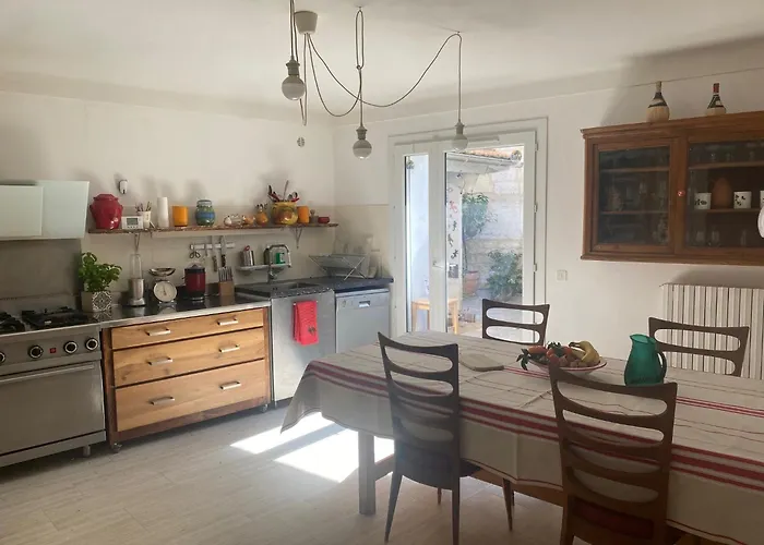 Charmante Maison De Village Avec Patio 10 Minutes A Pied D'arles * Fourques (Gard)